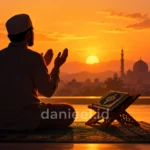 Seorang muslim mengangkat tangan sebagai gambaran doa dalam Al-Qur'an saat matahari terbenam